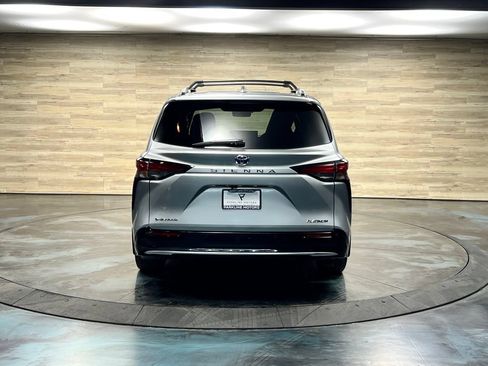 Used 2025 Toyota Sienna Platinum AWD/4WD image 21