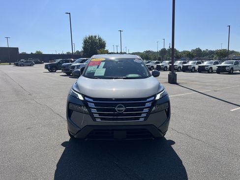 Used 2025 Nissan Rogue SV FWD image 2