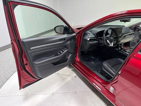 Used 2023 Nissan Altima 2.5 SR w/ SR Premium Package FWD image 3