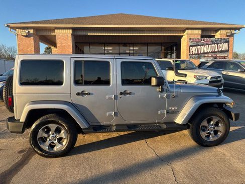 Used 2017 Jeep Wrangler Unlimited Sahara image 11
