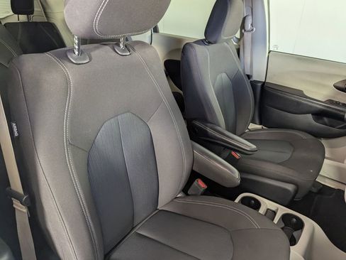 Certified 2022 Chrysler Voyager LX image 34