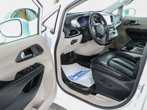 Used 2022 Chrysler Pacifica Touring-L FWD image 3
