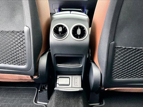 Used 2025 Mercedes-Benz GLB 250 4MATIC image 34