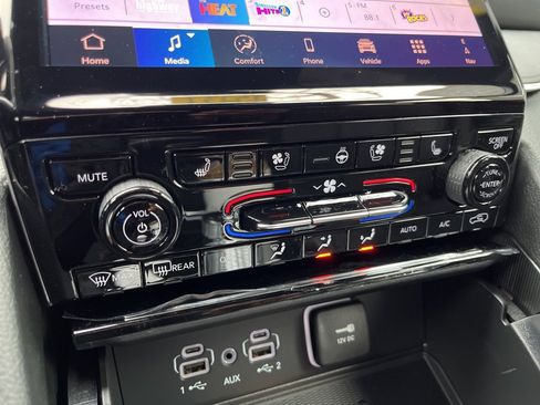 New 2025 Jeep Grand Cherokee L Limited w/ Luxury Tech Group II image 36