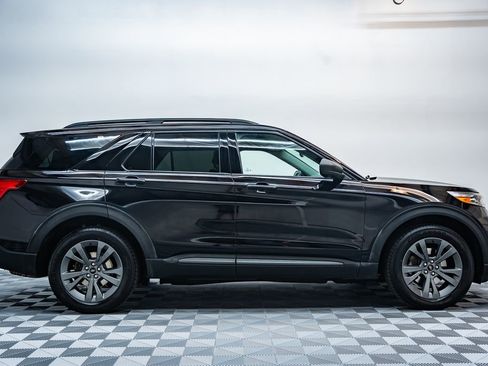 Certified 2021 Ford Explorer XLT w/ Equipment Group 202A image 3