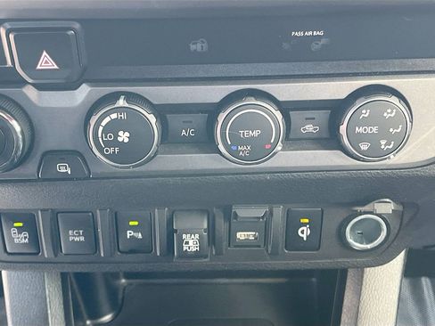 Used 2020 Toyota Tacoma TRD Off-Road w/ Technology Package AWD/4WD image 16