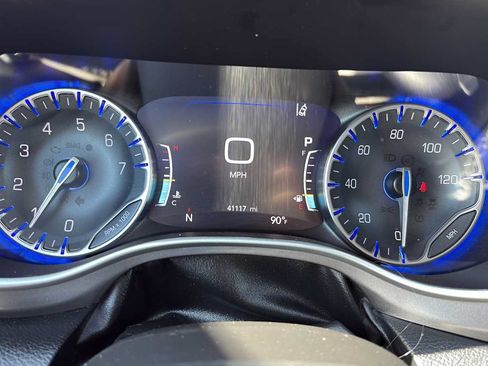 Used 2023 Chrysler Pacifica Touring-L FWD image 16