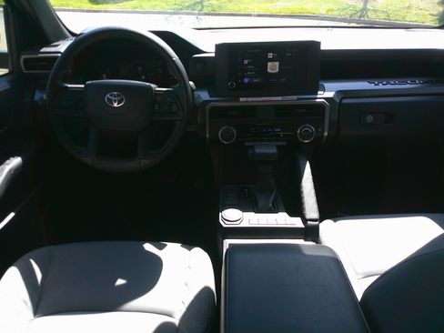 Used 2025 Toyota Tacoma SR5 image 33