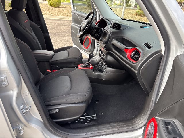 Used 2017 Jeep Renegade Trailhawk w/ Popular Equipment Group AWD/4WD image 19