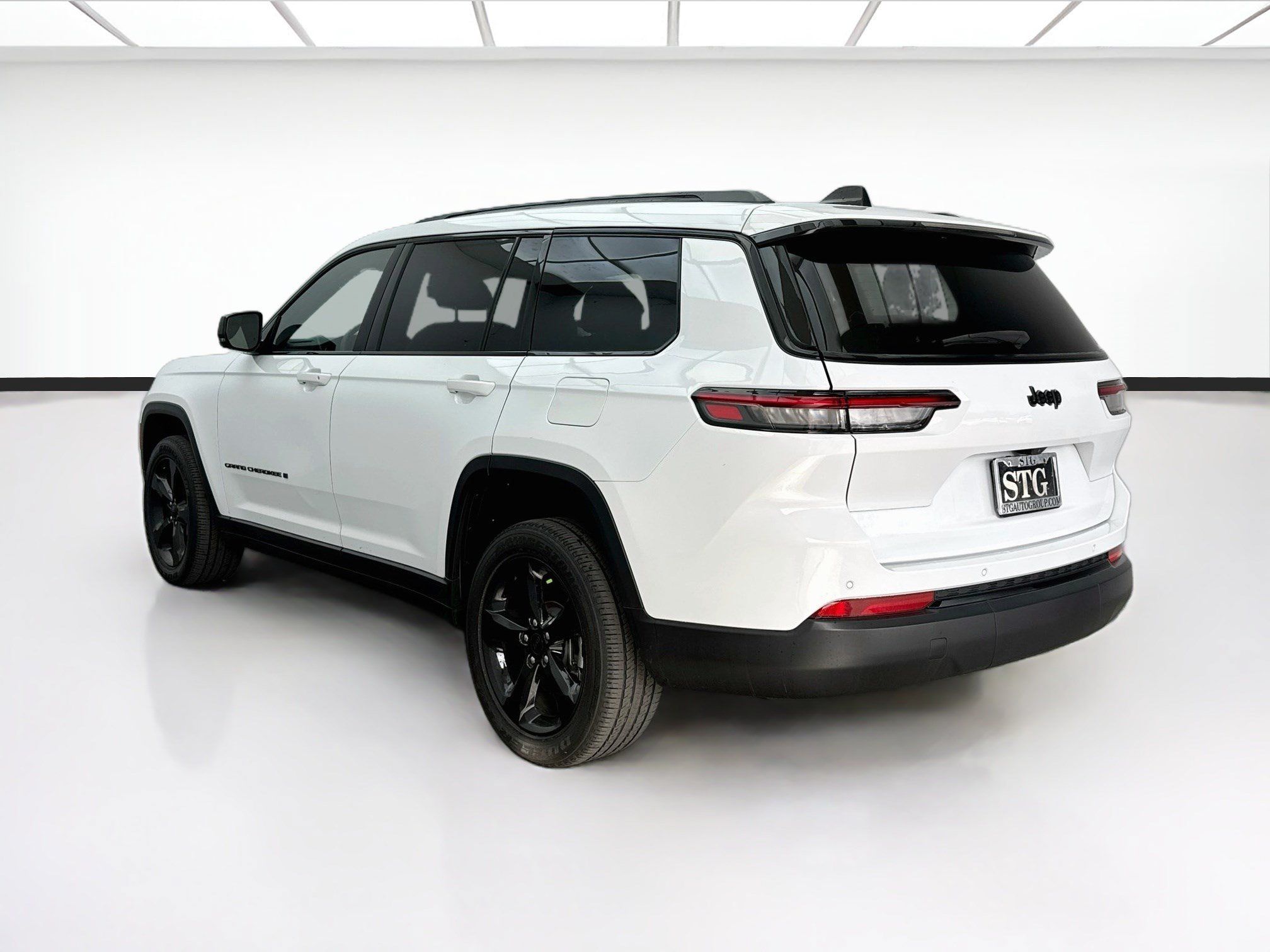 Used 2023 Jeep Grand Cherokee L Laredo RWD image 6