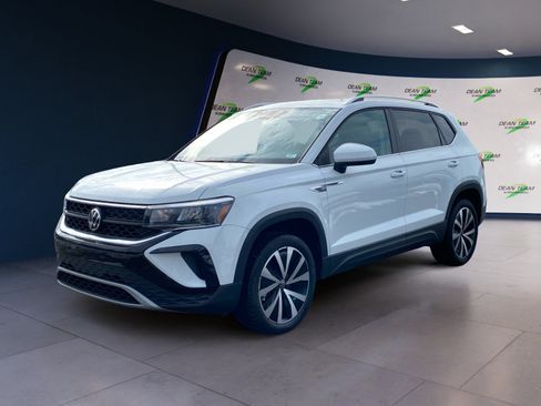 Used 2022 Volkswagen Taos SE FWD image 2