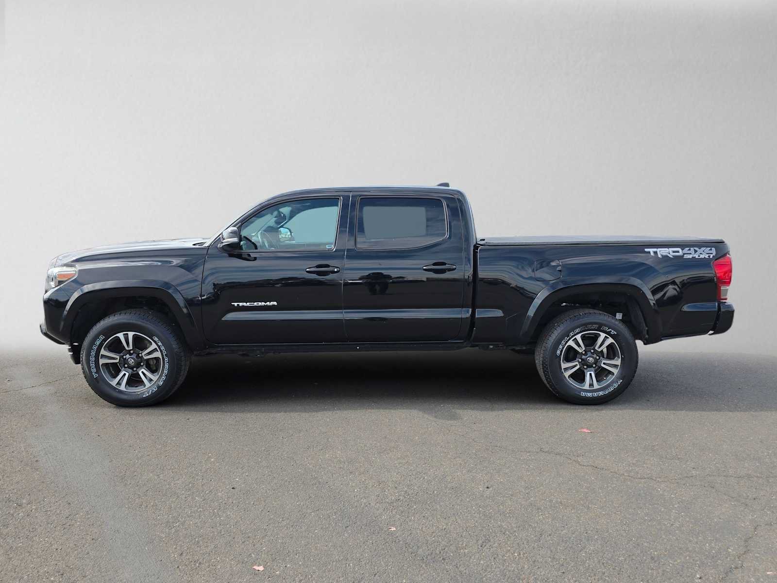 Used 2017 Toyota Tacoma TRD Sport w/ Premium & Technology Package AWD/4WD image 7