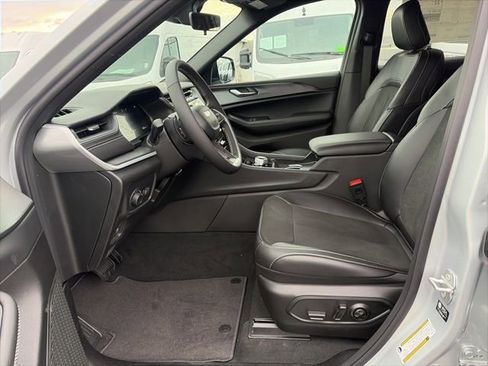 New 2025 Jeep Grand Cherokee Altitude w/ Trailer Tow Package image 15