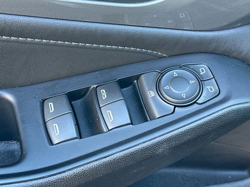 Used 2023 Chevrolet Traverse LT image 12