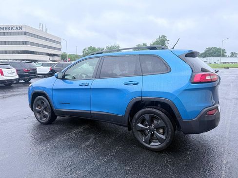 Used 2018 Jeep Cherokee Latitude w/ Altitude Package FWD image 3