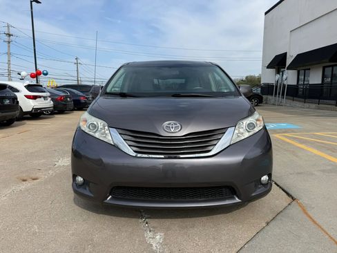 Used 2012 Toyota Sienna XLE image 2