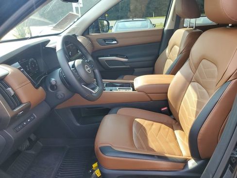 Used 2025 Nissan Pathfinder Platinum FWD image 14