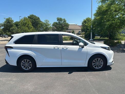 Used 2026 Toyota Sienna LE FWD image 9