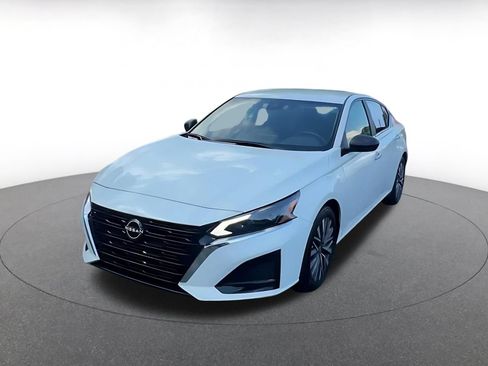 Used 2025 Nissan Altima 2.5 SV FWD image 7