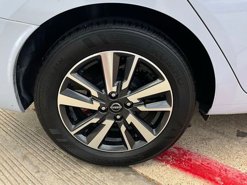 Used 2025 Nissan Versa SV image 9