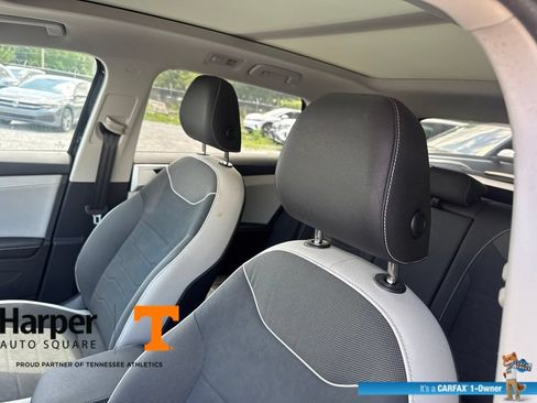 Used 2025 Volkswagen Taos SE w/ Panoramic Sunroof Package FWD image 12