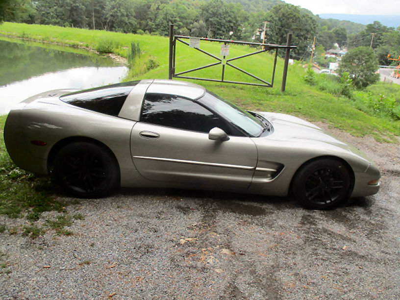 Used 2001 Chevrolet Corvette Coupe w/ Preferred Equipment Group2 RWD image 4