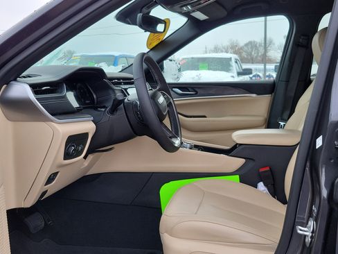 Used 2024 Jeep Grand Cherokee Limited image 8