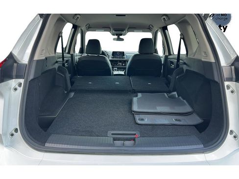 Used 2025 Nissan Rogue SV image 30