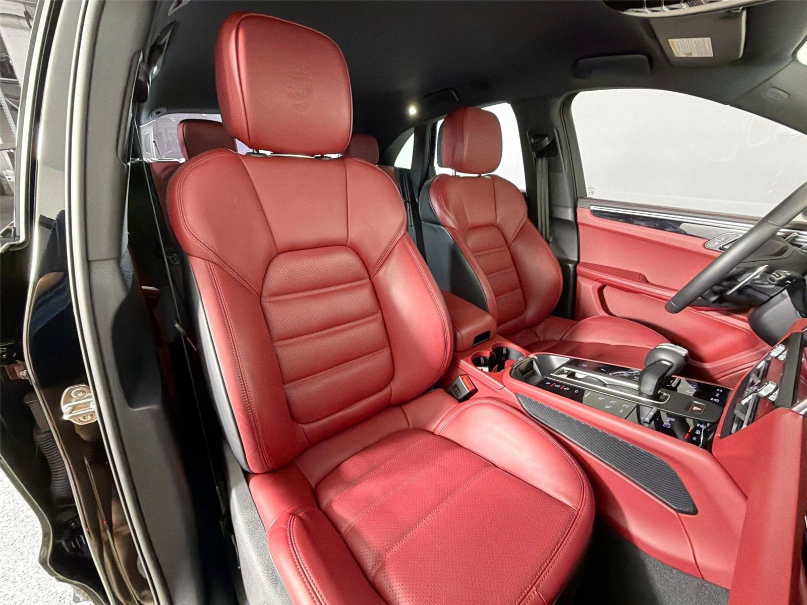 Certified 2024 Porsche Macan Turbo AWD/4WD image 28