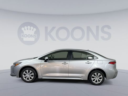 Used 2025 Toyota Corolla LE image 2