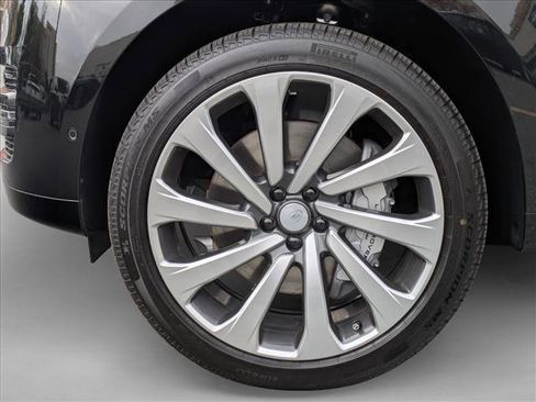 New 2025 Land Rover Range Rover Long Wheelbase SE image 10