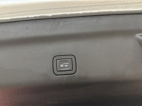 Used 2025 GMC Yukon XL Denali image 31