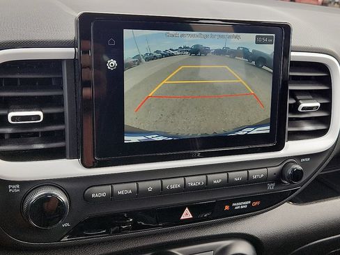 Used 2025 Hyundai Venue Limited FWD image 9