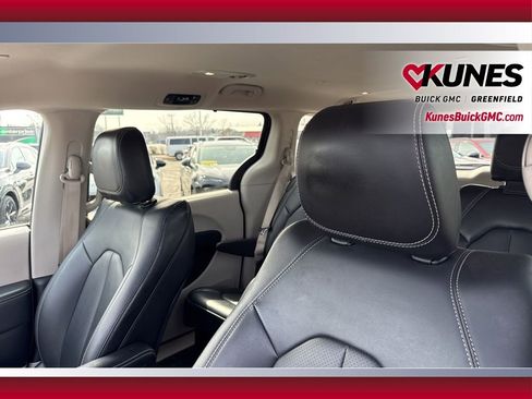 Used 2024 Chrysler Pacifica Touring-L image 15