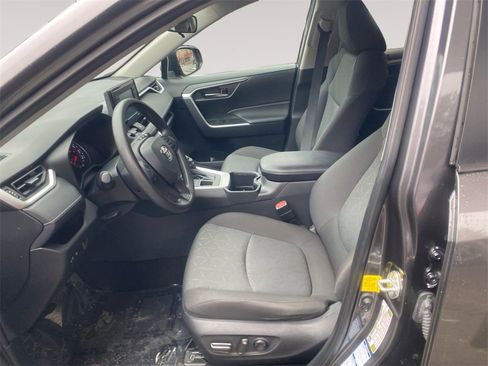 Used 2022 Toyota RAV4 XLE image 4
