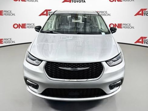 Used 2024 Chrysler Pacifica Touring-L FWD image 2