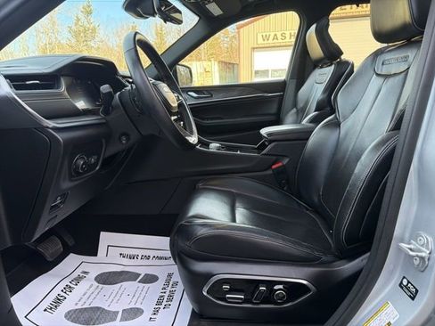 Used 2022 Jeep Grand Cherokee Overland w/ Luxury Tech Group IV image 10