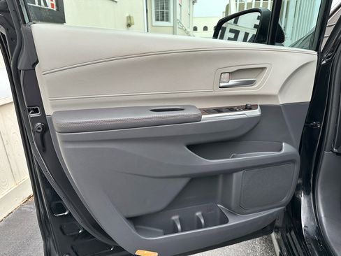Used 2023 Toyota Sienna XLE image 23