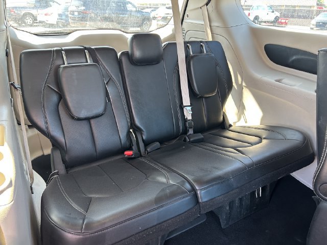 Used 2024 Chrysler Pacifica Limited FWD image 36