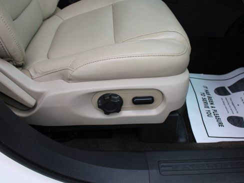 Used 2015 Ford Explorer XLT w/ Equipment Group 202A FWD image 14