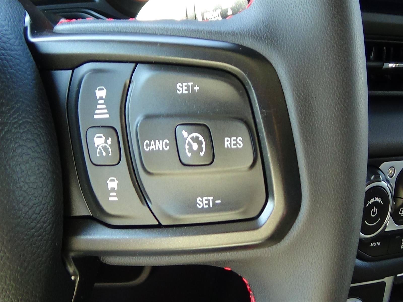 Used 2024 Jeep Gladiator Rubicon w/ Technology Group AWD/4WD image 19