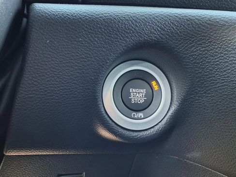 Certified 2025 Chrysler Voyager LX image 15