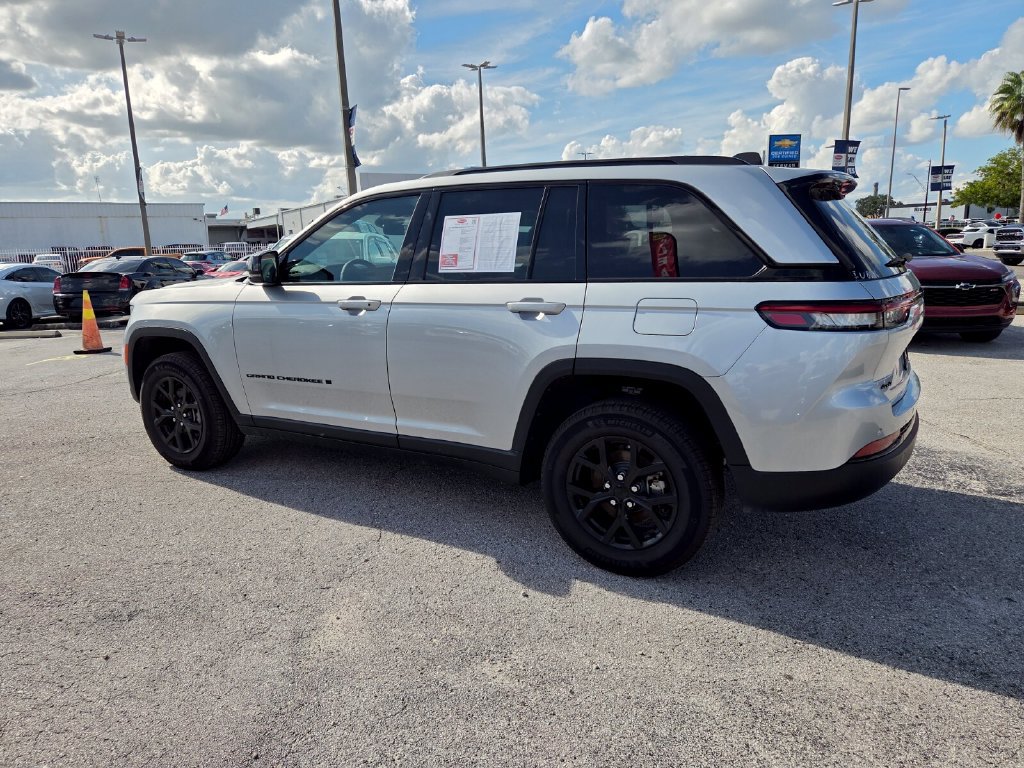 Used 2025 Jeep Grand Cherokee Altitude AWD/4WD image 12
