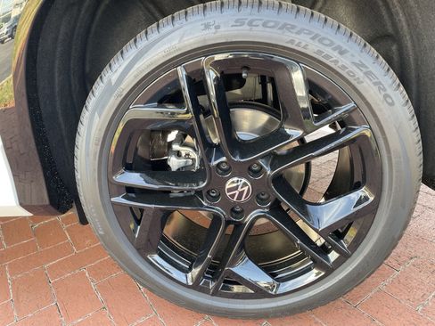 New 2026 Volkswagen Tiguan SE R-Line FWD image 8
