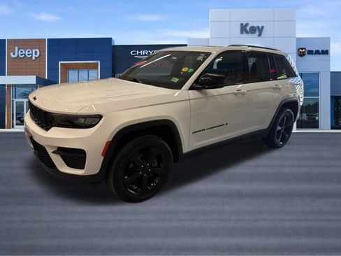 Used 2023 Jeep Grand Cherokee Altitude AWD/4WD image 2