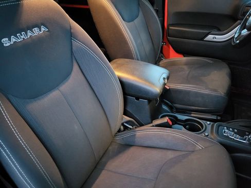 Used 2018 Jeep Wrangler Sahara w/ Connectivity Group image 15