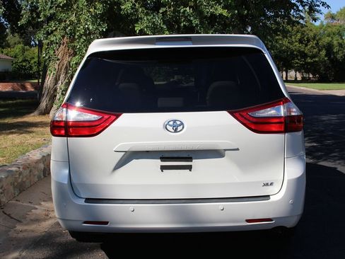 Used 2017 Toyota Sienna XLE Premium image 36
