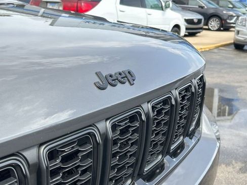 Used 2024 Jeep Grand Cherokee Limited w/ Black Appearance Package image 5