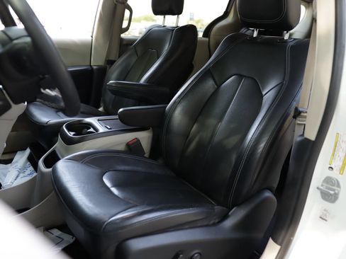 Used 2022 Chrysler Pacifica Touring-L FWD image 20