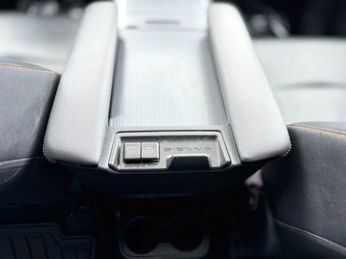 Used 2022 Toyota Sienna XLE Woodland Edition image 20